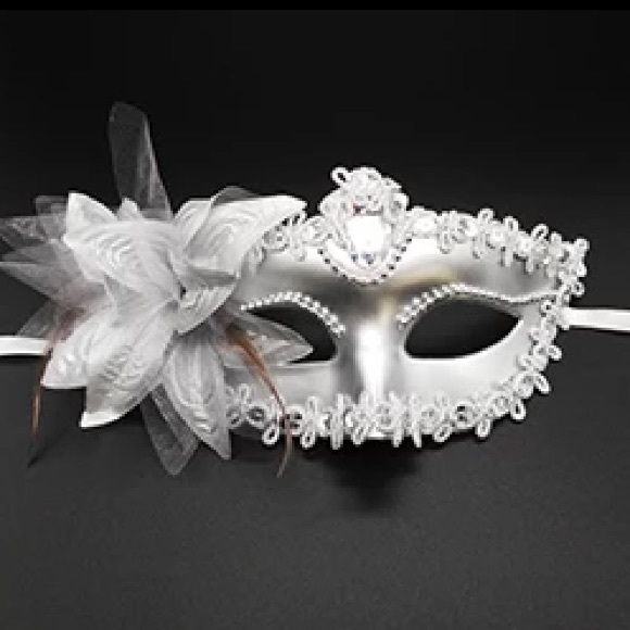 ✨MYSTIQUE✨MOLDED PLASTIC GOLD OR SILVER MASK - Picture 8 of 15